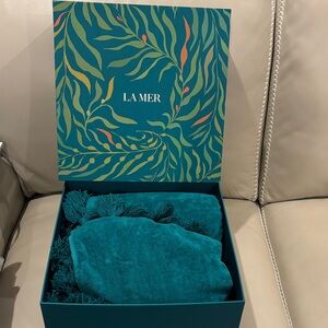 La Mer 2 big throws set in box
